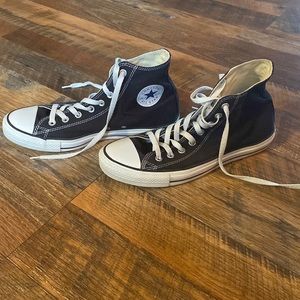 Mens size 9 chuck taylor shoes